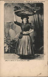 Costumes de Portugal - Venda do peixe em Lisboa Postcard