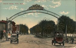 Detroit Street, Flint Vehicle City Arch, Michigan Postcard Postcard Postcard