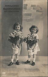 Twins with Flowers, Herzlichen Glückwunsch zum Geburtstag Postcard