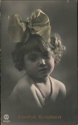 Little Girl with Bow and Beads, Vroolyk Kerstfeest Postcard