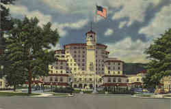 The Broadmoor Hotel And Its Surrounding Wings, Foot of Cheyenne Mountain Postcard