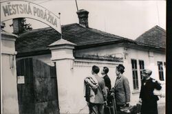 Městská porážka, People with Luggage Postcard