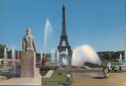 Eiffel Tower and Jardins du Palais de Chaillot Fountains Postcard