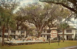 Queen's Court Motel Postcard