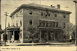 Post Office Fargo, ND Postcard Postcard