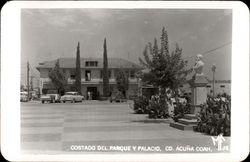 Costado del Parque y Palacio Mexico Postcard Postcard