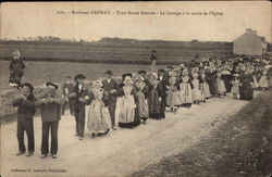 Trois Noces Réunies - Le Cortège à sa sortie de l'Eglise Auray, France Postcard Postcard