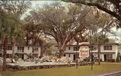 Queen's Court Motel Postcard