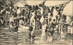 Bathing - Sun worshiping - Ganges, Benares Postcard