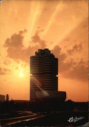 Morgenstimmung am BMW-Hochhaus Large Format Postcard