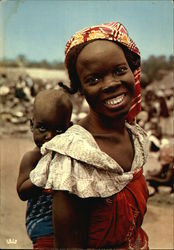 Afrique en couleurs - Jeune Maman / Africa in pictures / Young mammy Postcard Postcard