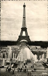 Tour Eiffel et Les Fontaines du Palais de Chaillot Paris, France Postcard Postcard