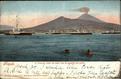 Napoli, Il Vesuvio visto da mare con la squandra nel golfo Boats, Ships Postcard Postcard