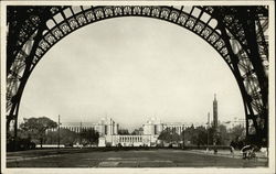 Le Trocadero Sous la Tour Eiffel Paris, France Postcard Postcard