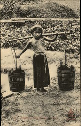 Petite fille porte de l'eau Vietnam Southeast Asia Postcard Postcard