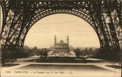 Le Trocadero Sous la Tour Eiffel Postcard