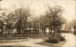 View of the fountain and picnic area of Rietz park, Manistee, MI, 1921 Postcard