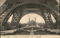 PARIS - Le Trocadiere vu sous la Tour Eifel Postcard