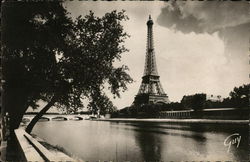 Le tour Eiffel Paris, France Postcard Postcard