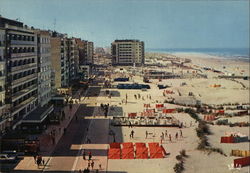 Oostduinkerke - Beach and dike Postcard