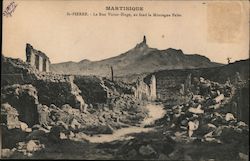 La Rue Victor-Hugo, au Fond la Montagne Pelee Postcard