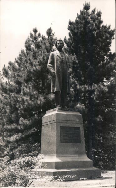 Mark Twain Statue Hannibal, MO Postcard