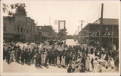 Large gathering of people in street and balconies. Platform in street with flags ready for speakers. Jackson, CA Postcard Postca Postcard