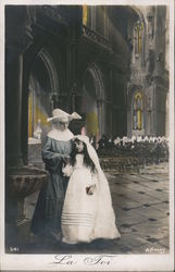 Nun with young girl in white at back of cathedral - La Foi - 541 - Postcard